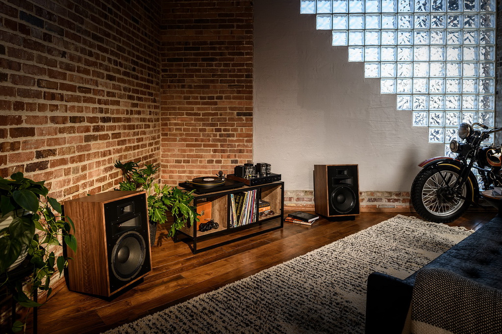 Klipsch_HeresyIVstereowithmotorcycle.jpg Klipsch_HeresyIVstereowithmotorcycle.jpg