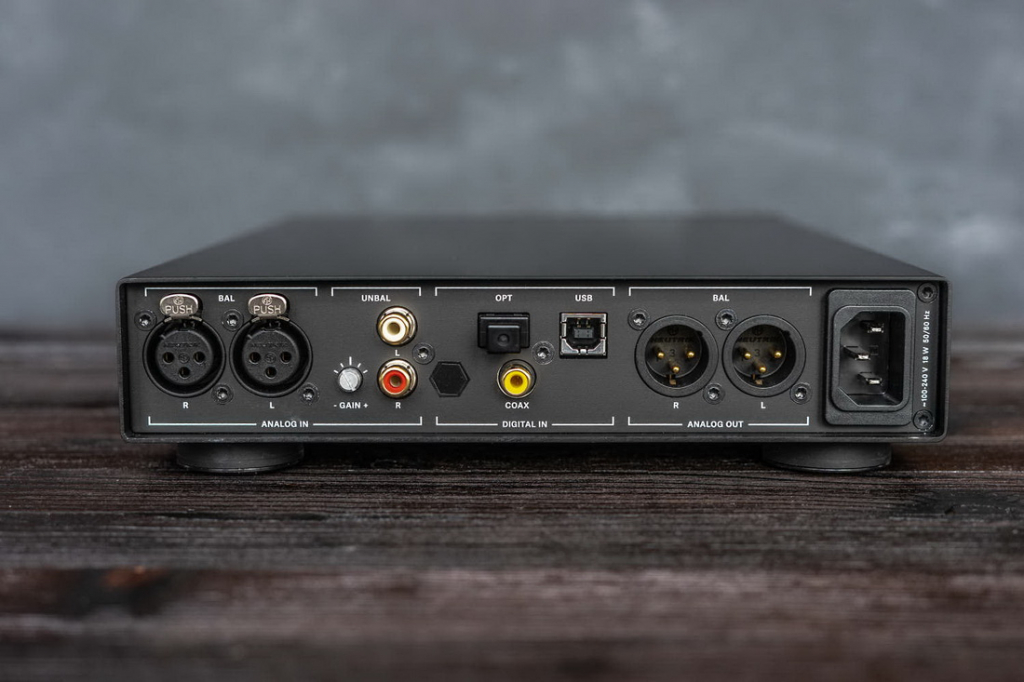 Sennheiser_HDV820_07_1500x1000.jpg Sennheiser_HDV820_07_1500x1000.jpg