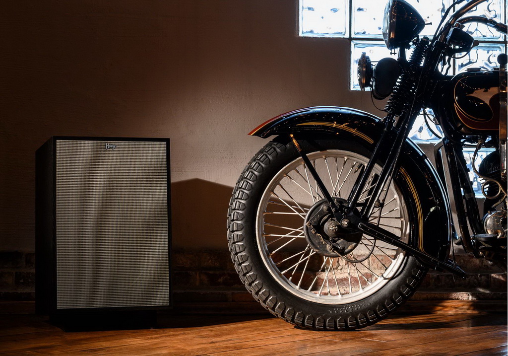 Heresy-IV-next-to-a-motorcyclezz.jpg Heresy-IV-next-to-a-motorcyclezz.jpg
