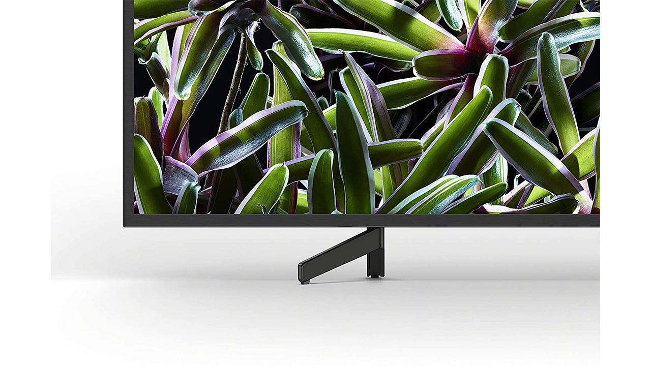 Aesthetically we have a nice TV that has good details, which make it look a little more attractive