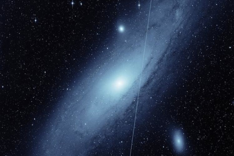 The appearance of the band due to Starlink satellites in the image