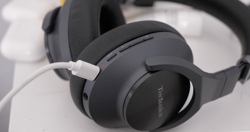 Technics EAH-A800 Charging