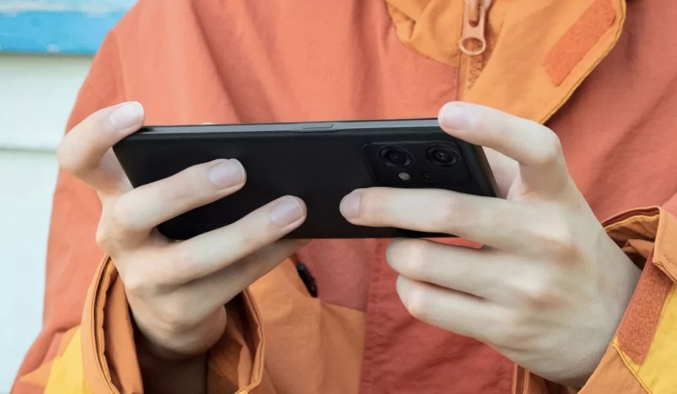 The new smartphone model also supports proprietary fast charging technologies and fifth-generation cellular networks.