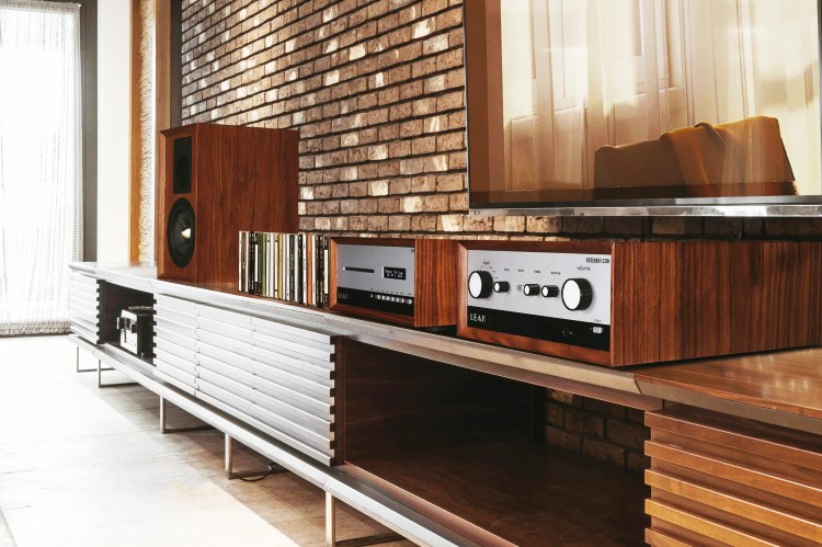 STEREO 230 Lifestyle Walnut (3)-2.jpg STEREO 230 Lifestyle Walnut (3)-2.jpg