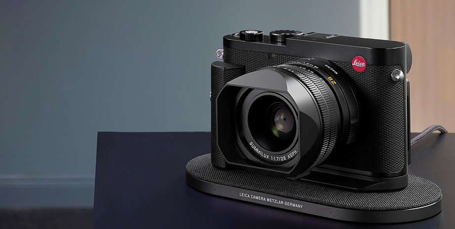 Leica Q3 with optional Drop XL Wireless Charger