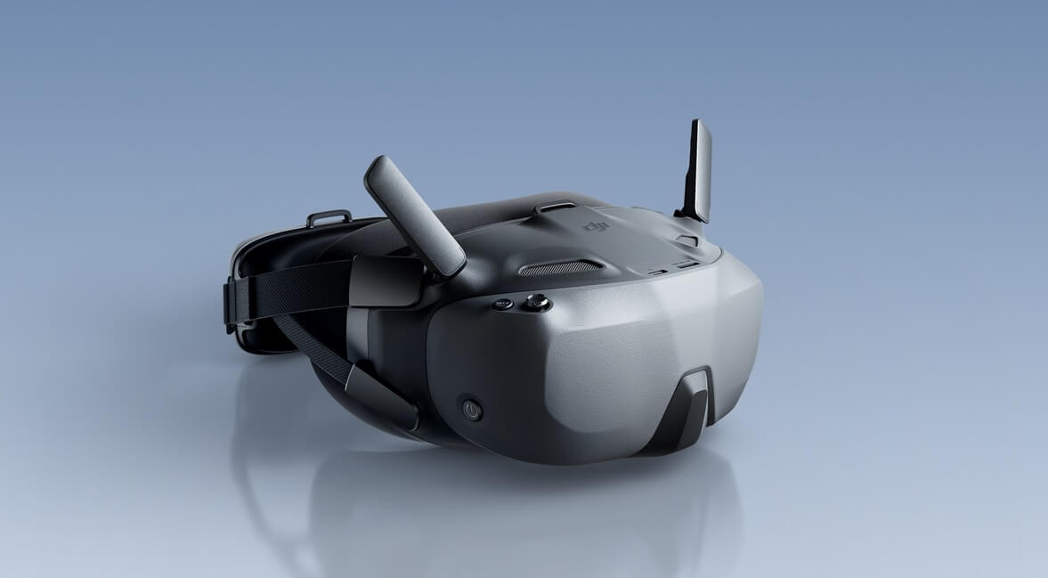 The resolution is 1080p, and the viewing angle is 54 degrees. There is an anti-fog system that can be activated by pressing a button - the internal fan will turn on.