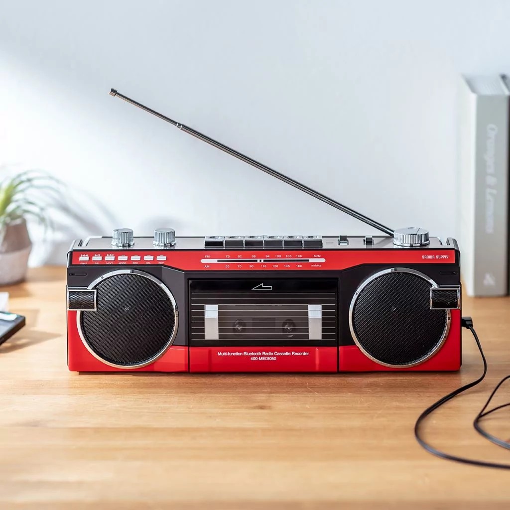 It can play tapes within a frequency range of 60 Hz to 10,000 Hz and record within a range of 100 Hz to 10,000 Hz.