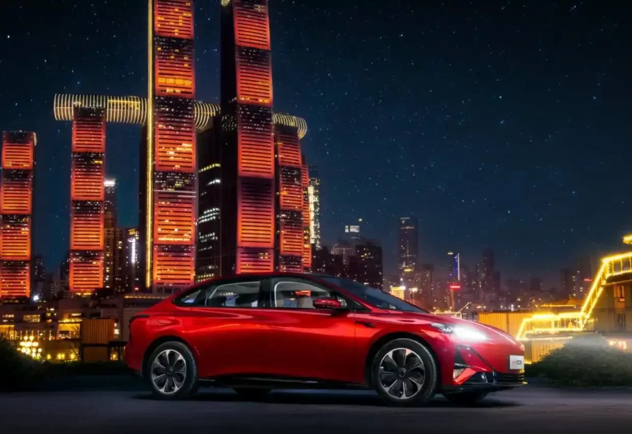 No less interesting was the HONGQI Lingxi system, based on the Chinese AI model DeepSeek-R1.