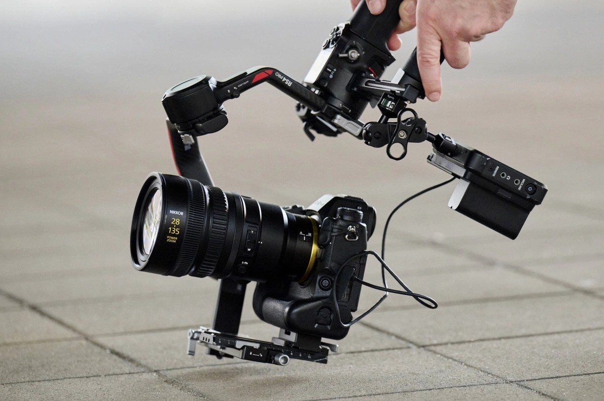 The lens weighs 1120 grams without a tripod foot, and 1210 grams with it.