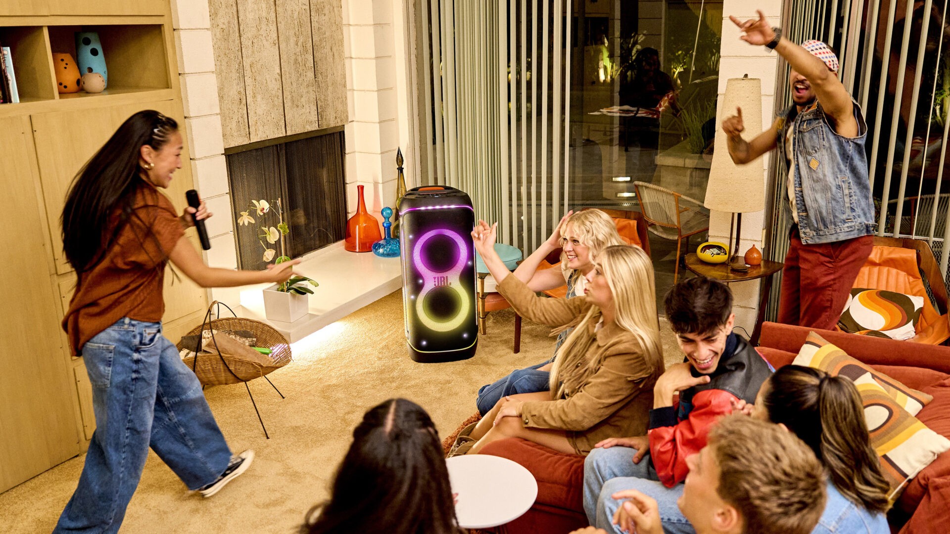 The JBL 720 portable speaker has impressive dynamic characteristics.