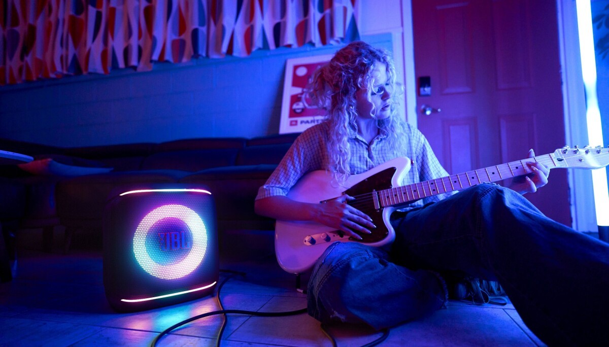 The LED ring is multi-functional: it displays the volume level when adjusted, flashes at maximum, and signals Bluetooth status.