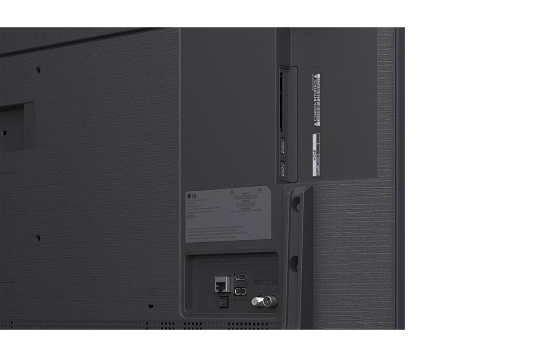 The switch panel offers a very good selection of connections for external devices.