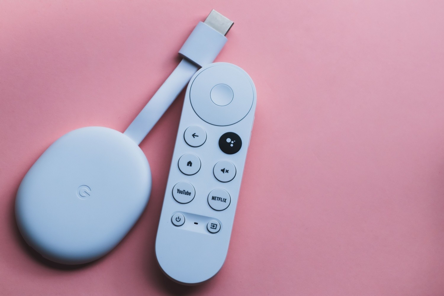 A series of measures taken by users proved ineffective: neither replacing adapters, nor rearranging remote controls, nor using HDMI extenders, nor switching TVs helped stabilize the remote's operation.