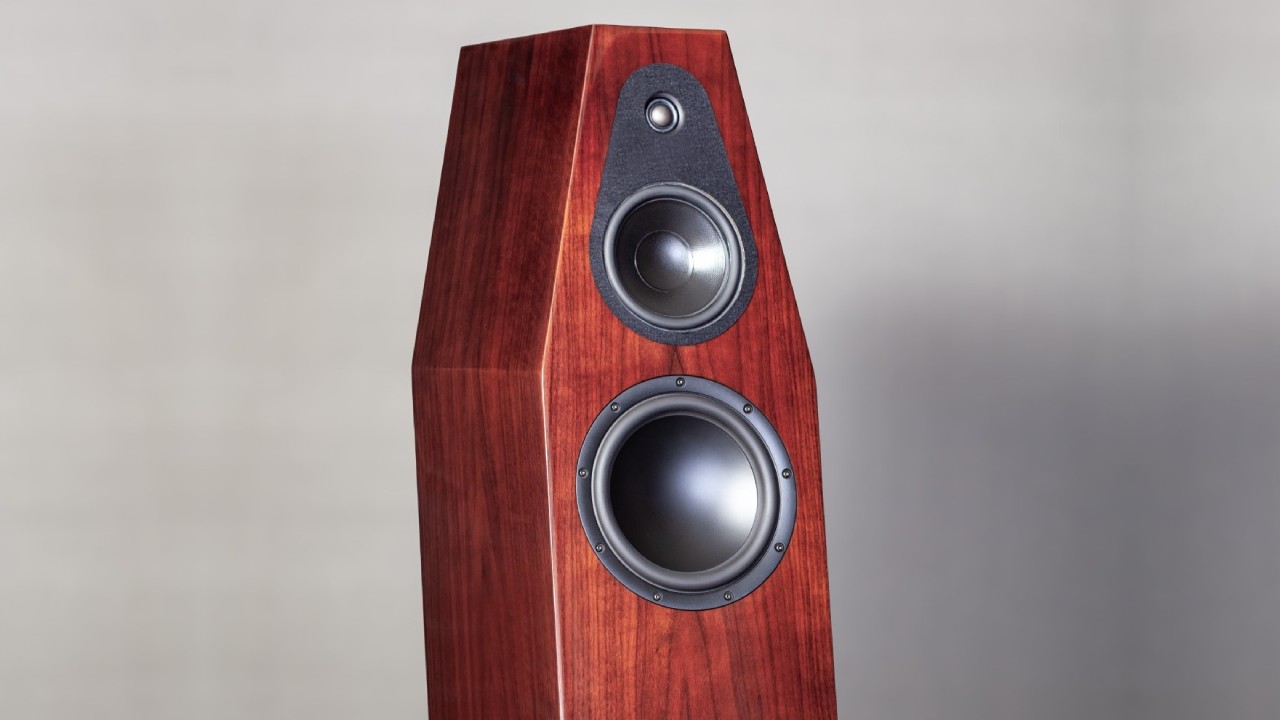 QLN unveils floorstanding Reference 9 seakers at Axpona 27 Qln Reference 9