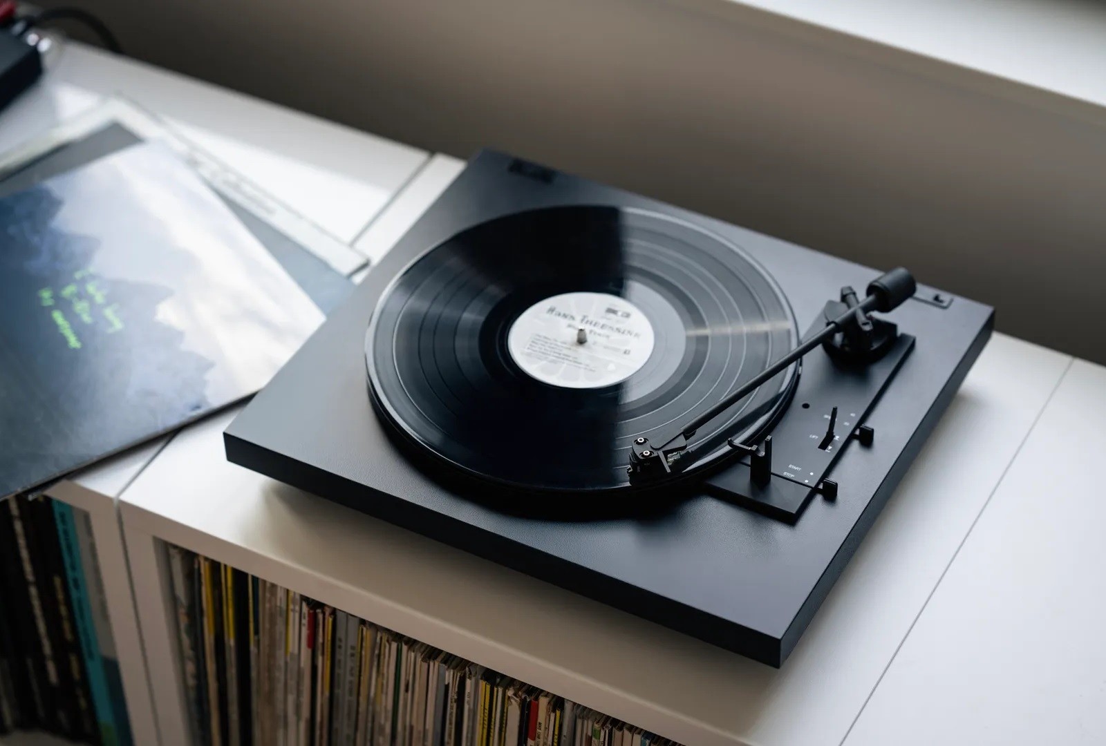Pro-Ject Automat A1.2: a fully automatic turntable featuring an integrated phono amplifier, delivered in a ready-to-use condition.