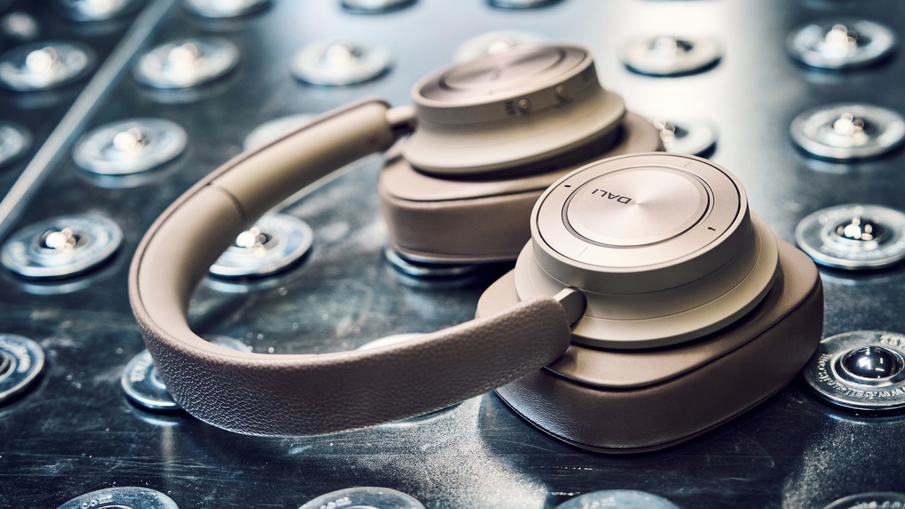 Hi-Fi On the Move: DALI IO-12 Wireless Headphones Arrive in Elegant Mocha Grey 7 DALI IO-12