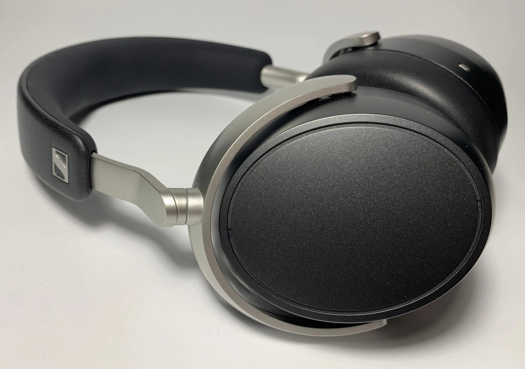 Sennheiser HDB 630 Review: Audiophile Sound Without the Wires 29 Sennheiser HDB 630 review. A modern and versatile flagship