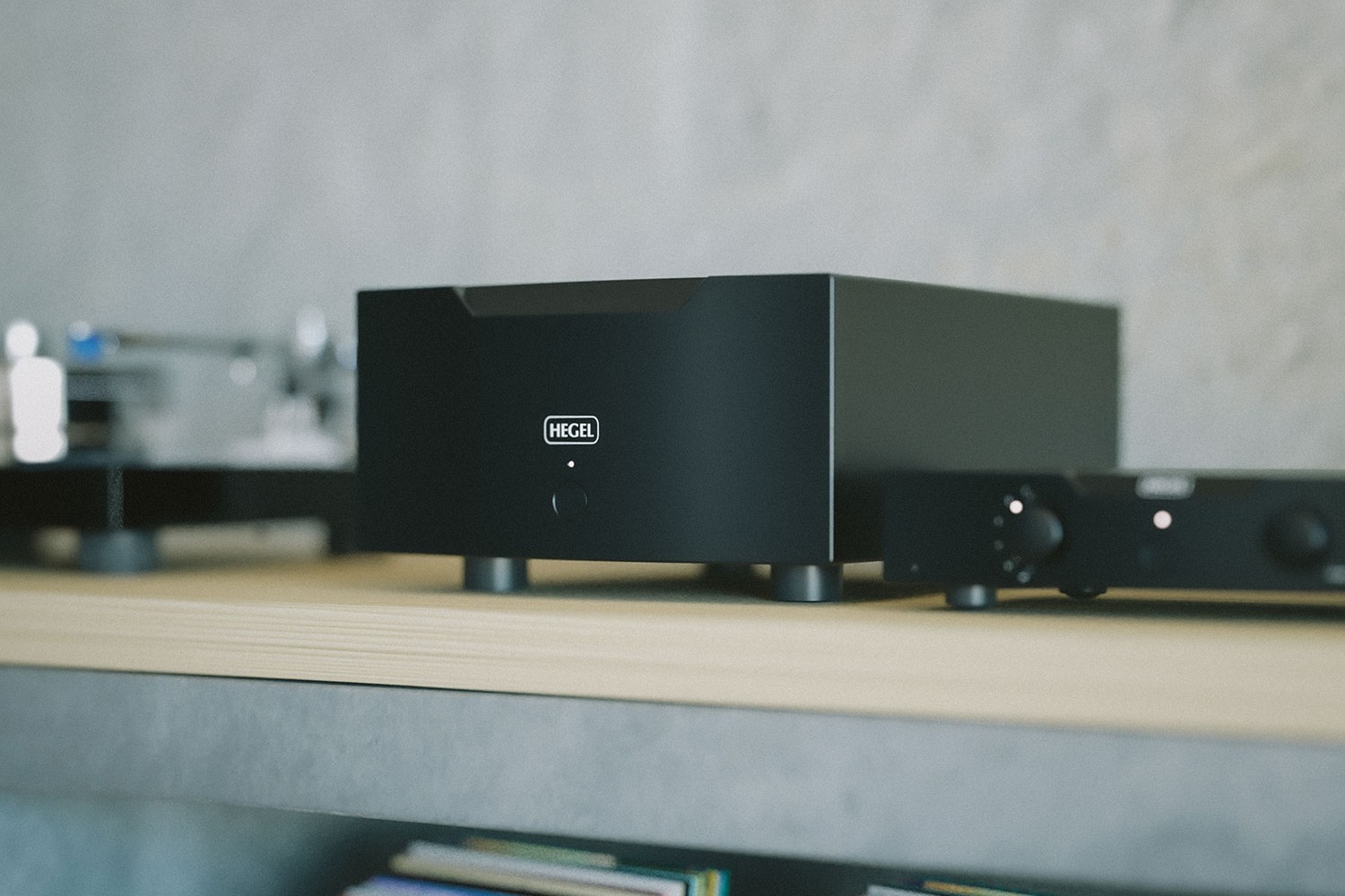 Hegel H30A: Removing Limits From High-End Loudspeakers 32 Hegel H30A removes power as a limitation, combining massive output with precision, control, and natural musicality in a minimalist design.