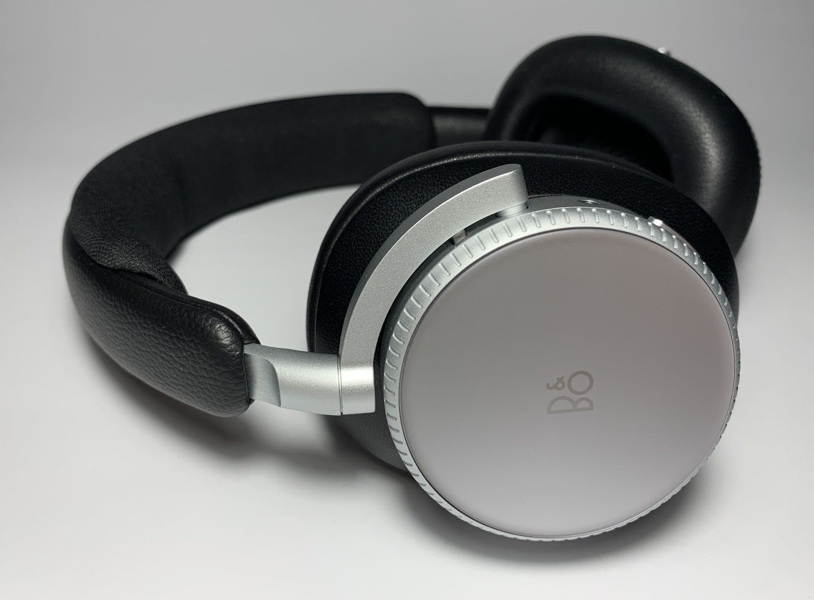 Beoplay H100 Review: Is Bang & Olufsen’s Flagship Worth the Price? 7 Beoplay H100 Review: Bang & Olufsen’s Luxury Headphones With Spatial Audio and Serious Bass