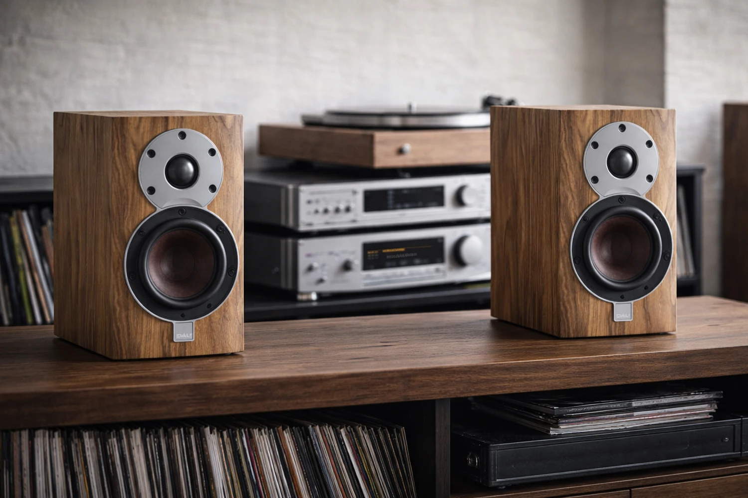 DALI MENUET SE: Super-compact loudspeaker with serious audiophile ambition 32 The DALI MENUET SE blends handcrafted Wild Walnut finish with serious audiophile engineering, delivering big, musical sound from a truly compact speaker.