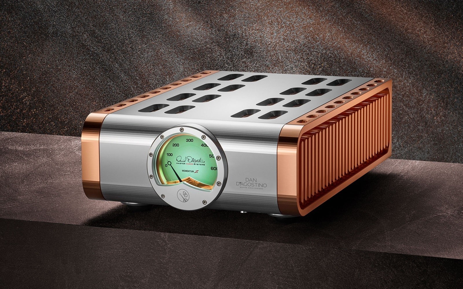 Dan D’Agostino Momentum Z: 500W Analog Flagship Redefines Reference Amplification 33 Dan D’Agostino unveils the Momentum Z Monoblock—a 500-watt, fully analog powerhouse with copper heatsinks, dual 1200VA transformers, and real-time system monitoring. A new reference in high-end amplification.