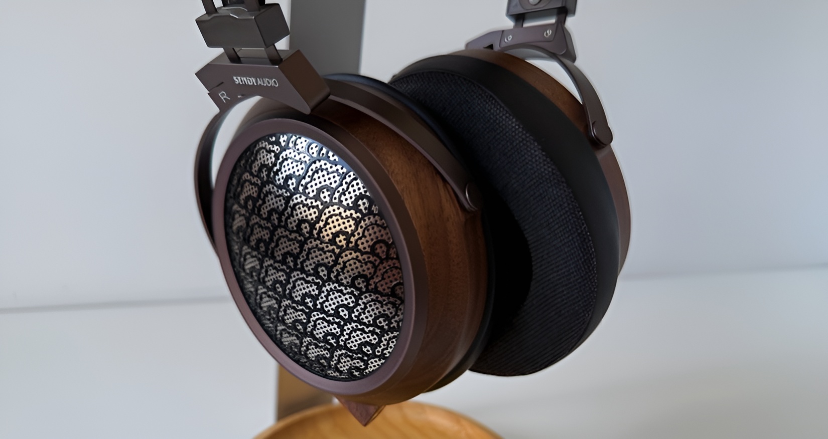 Sendy Audio Egret Review: Beautiful Planar Headphones That Put Music Before Analysis 9 Inspired by the elegant wings of a heron, the Egret's unique grille pattern gives these open-back headphones a distinctive and luxurious appearance.