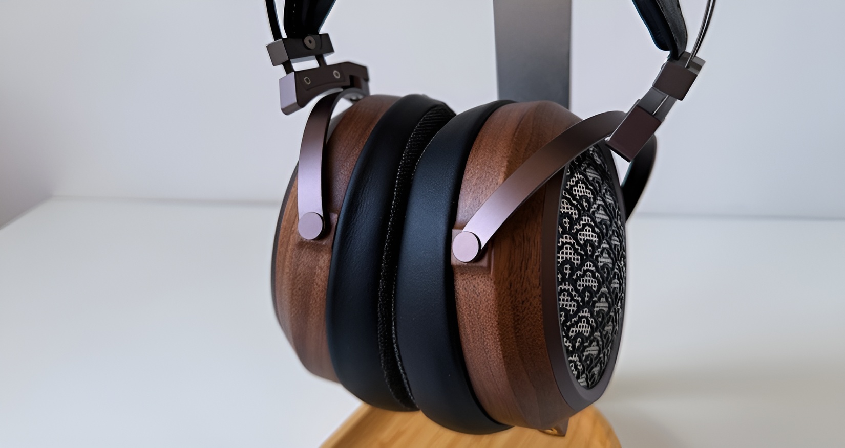 Sendy Audio Egret Review: Beautiful Planar Headphones That Put Music Before Analysis 11 Comfort is a major highlight of the Sendy Audio Egret, thanks to its suspension headband and plush hybrid leather and velour ear pads.