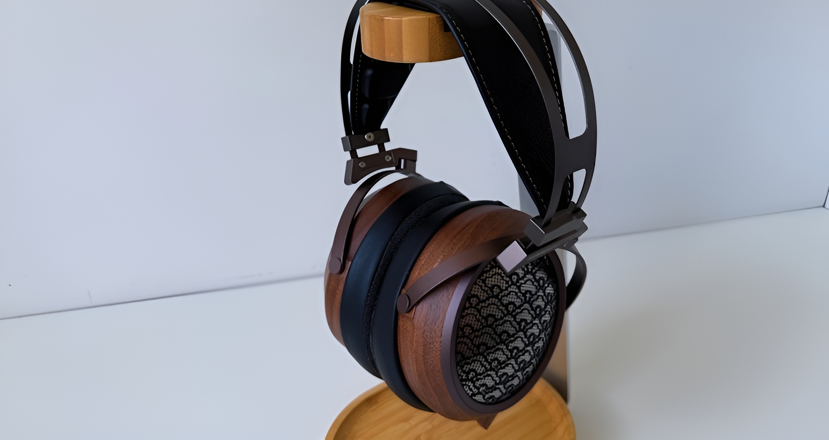 Sendy Audio Egret Review: Beautiful Planar Headphones That Put Music Before Analysis 14 With a wide soundstage, rich midrange, and beautifully controlled bass, the Egret creates an immersive listening experience across every genre.