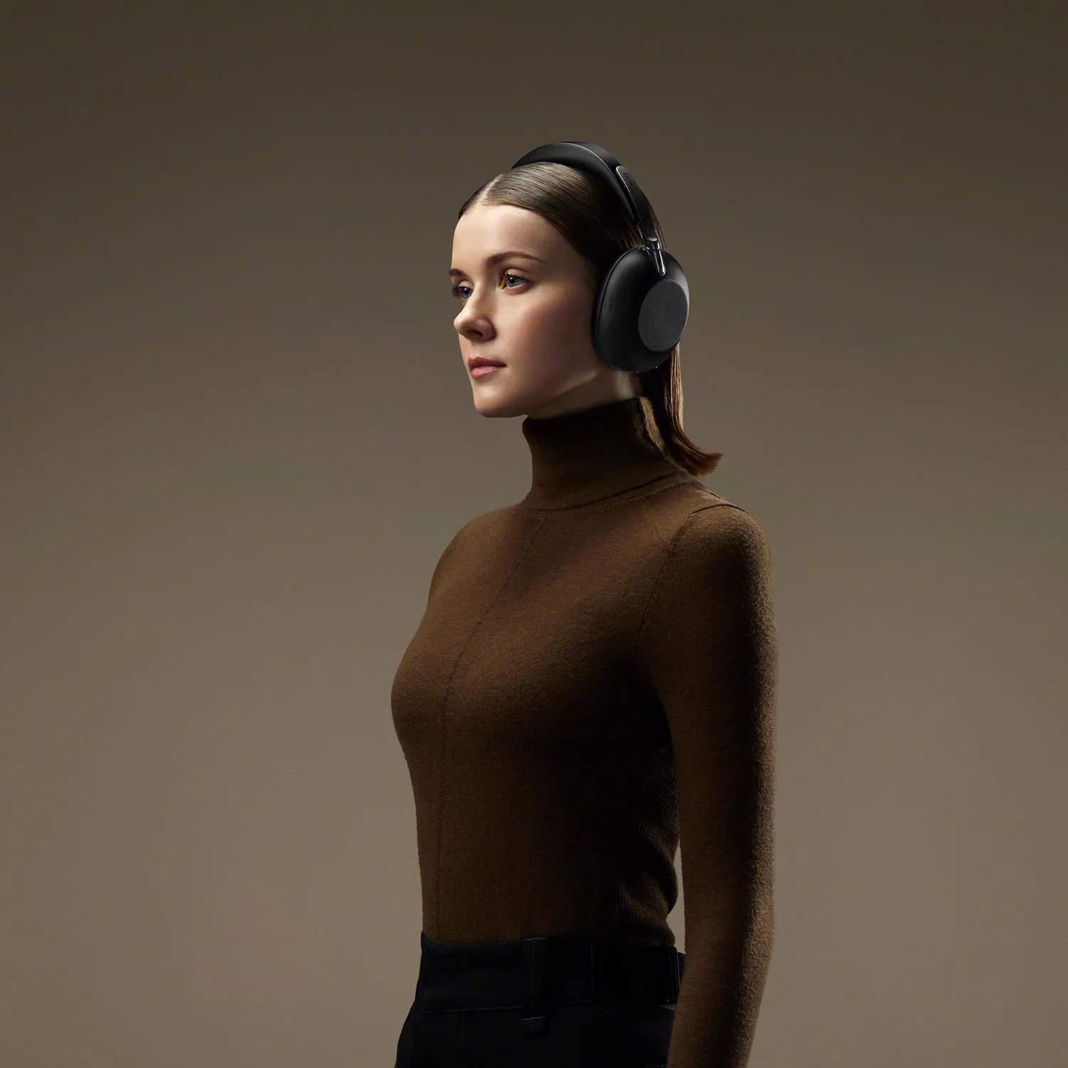Premium comfort, crystal-clear AI-enhanced calls, and up to 24 hours of battery life make the Sony 1000X THE COLLEXION a true all-round flagship headphone.