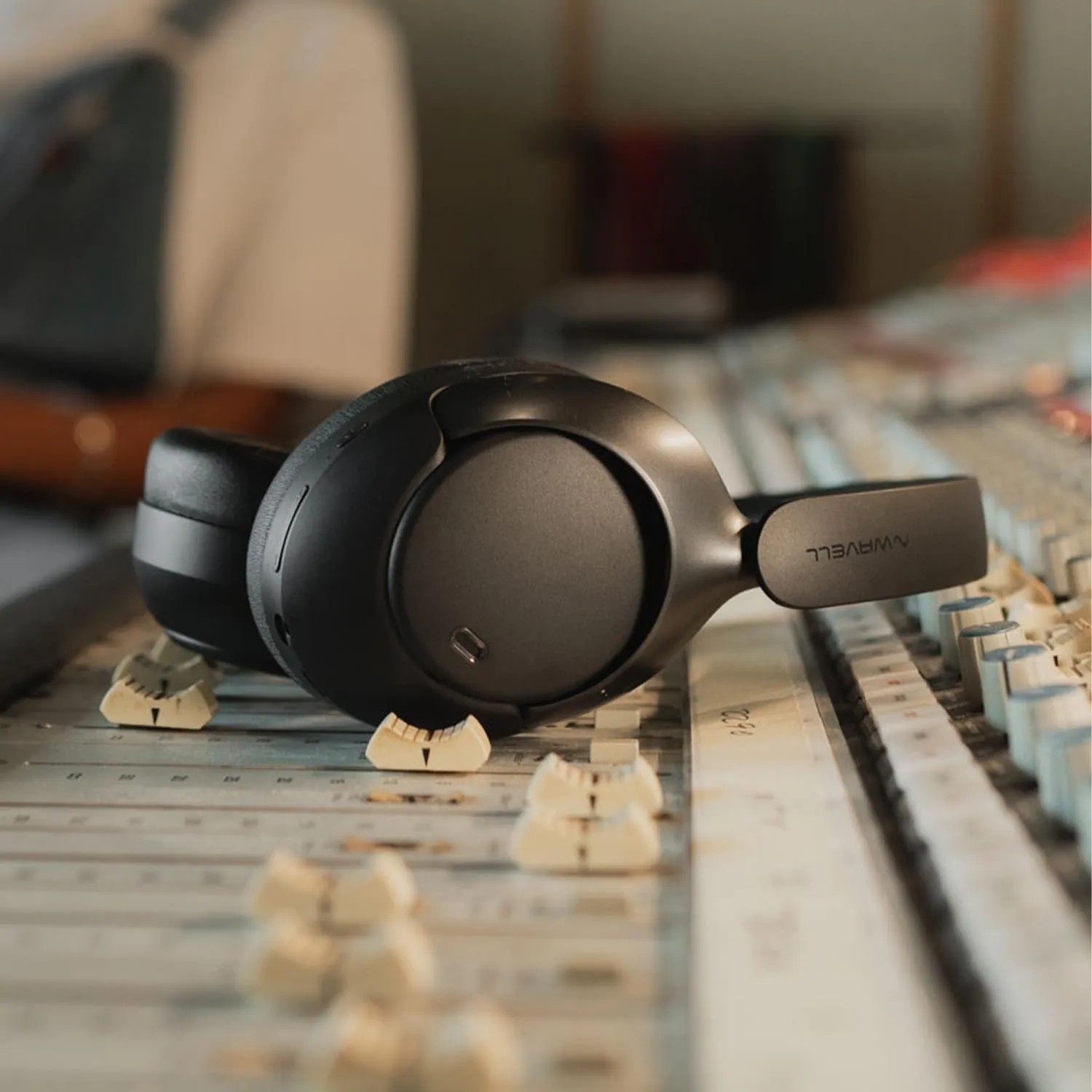 Foldable construction and multipoint Bluetooth connectivity make the Wavell 4 Signature a versatile companion for work, entertainment, and life on the go.